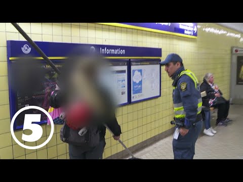 Tunnelbanan | Man med lång stav får inte åka tunnelbana
