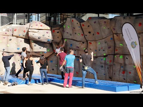 L’Ajuntament de Roquetes instal·la un rocòdrom Boulder per a practicar l’escalada de roques.
