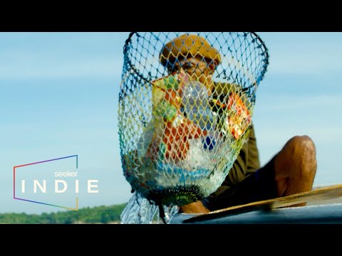 ショートフィルム90歳のバリの漁師がプラスチック汚染と闘う方法 (Short Film: How a 90-year-old Balinese Fisherman Fights Plastic Pollution)