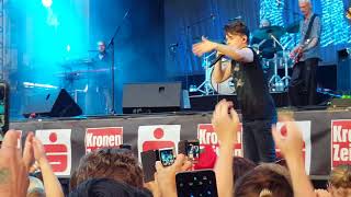 Michael Patrick Kelly- Run Jump Fly + crowdsurfing 18.08.17 Kronefest Linz