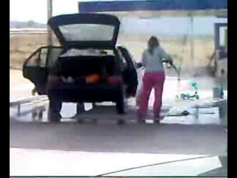 Rubia lavando el coche