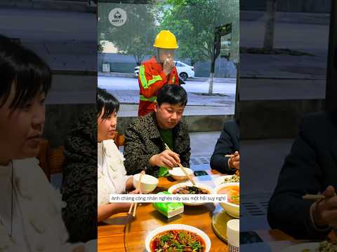 Cậu công nhân nghèo khổ đứng ngoài nhà hàng sang trọng ngắm người bên trong dùng bữa #shorts