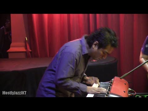 Sandhy Sondoro ft. Indra Lesmana - Aku Ingin @ Mostly Jazz 28/05/14 [HD]