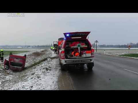 Osebno vozilo končalo na strehi