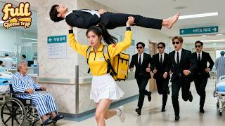 Ze beschouwde die schoft als haar ware liefde, maar hij zag haar slechts als een reserveplan. Het volgende moment wendde ze zich tot zijn rijke oom, een CEO van wie het gerucht ging dat hij kinderloos en celibatair was. Toch raakte ze binnen één nacht zwanger. De ijsberg van zijn jarenlange onverschilligheid smolt eindelijk, en hij nam haar en haar kind mee terug naar zijn rijke familie, waar hij hen vreselijk verwende.#Zhao Guanyu#Lin Zirong