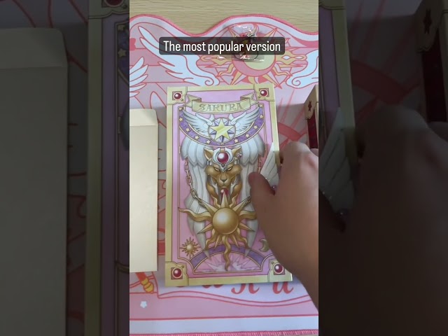 Vídeo relacionado con Tebeu88 Juego de 59 unidades Cardcaptor Sakura Clow Cards KINOMOTO SAKURA Libro Mágico Conjunto Conjunto Clásico Regalo/Cumpleaños Regalo para Niña (Rojo)