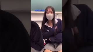 TikTok かわいい スカート 座り 白 ちらり 見えちゃう