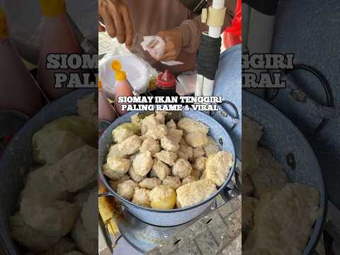 Siomay ikan paling hits di PIK, selalu ada antrean panjang! Siapa yang jadi penggemar sejati? 😋🎉