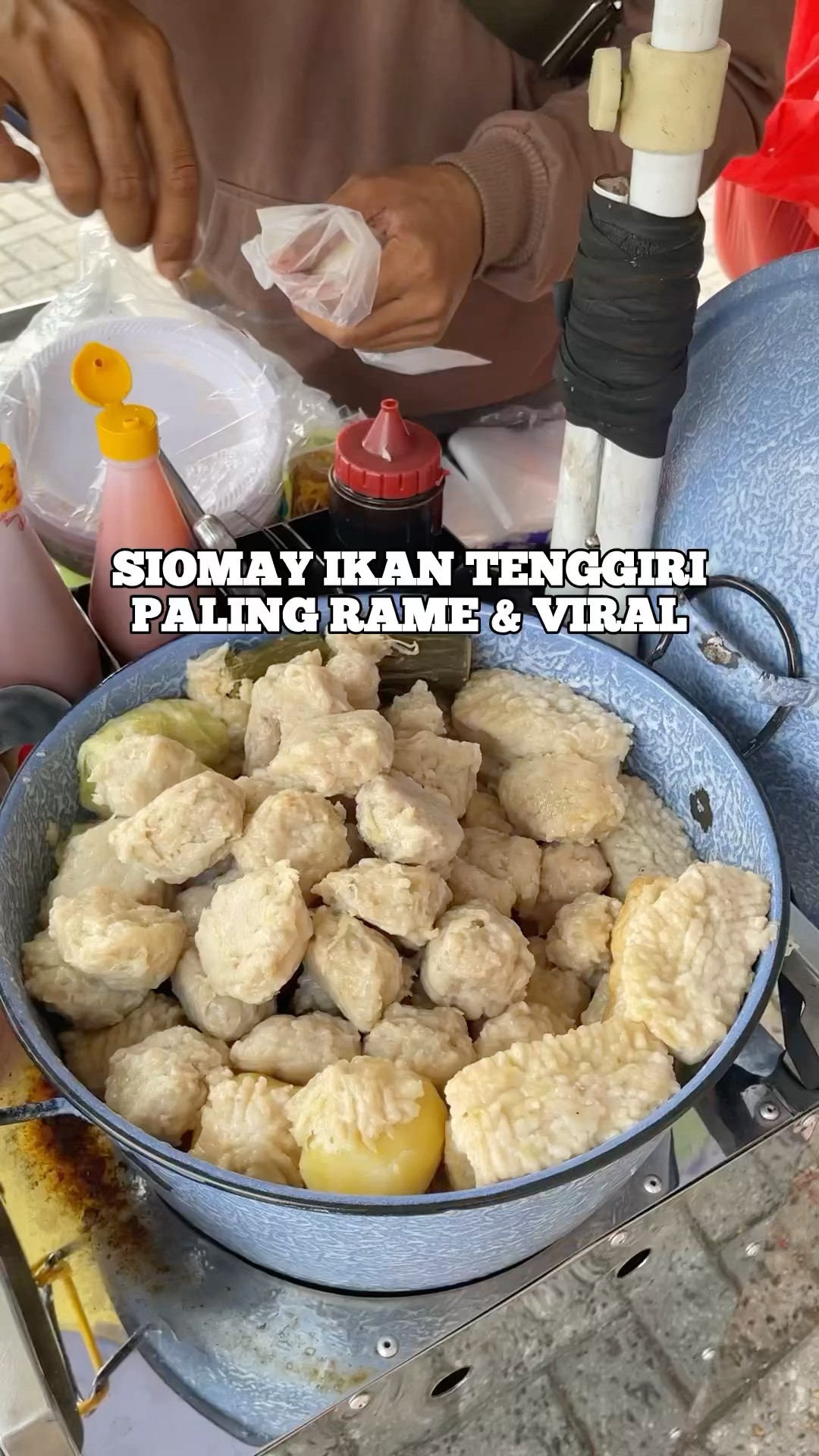 Siomay ikan paling hits di PIK, selalu ada antrean panjang! Siapa yang jadi penggemar sejati? 😋🎉