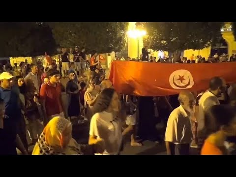 شاهد سعيّد وأنصاره في شوارع العاصمة التونسية احتفالا بالفوز في استفتاء الدستور الجديد
