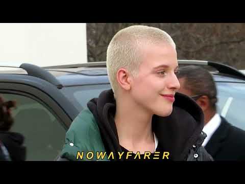 Actress Iris LAW (Jude Law's Daughter) smoking a real cigarette @ Dior fashion show March 1st 2022