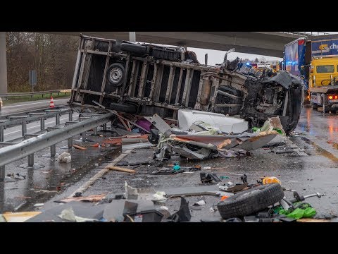 HEFTIGER UNFALL AUF A65: TRANSPORTER KOMPLETT ZERFETZT | FEUERWEHR im EINSATZ ~ BERGUNG