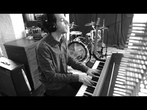 Jesse Fischer - White Christmas (One Man Band)