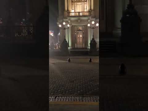 Chiara y Mathias Saigon caminata frente al Teatro Colon, Buenos Aires
