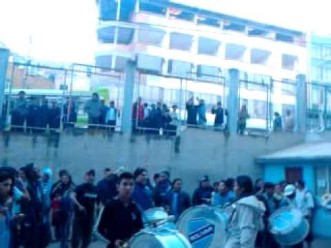 "Aurinegro No Te Hagas Al Conchudo" Barra: La Vieja Escuela &bull; Club: Bolívar