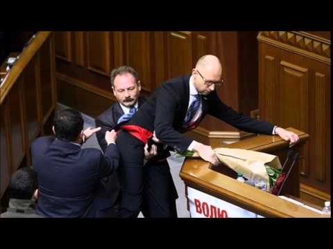 Масов бой в Радата! Яценюк обижда депутати на "дебили", те го изнесоха от трибуната (ВИДЕО)