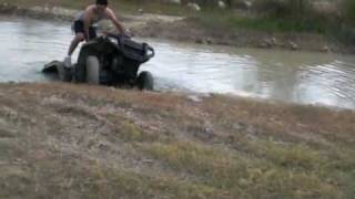 preview picture of video 'Polaris 450 AWD atorada en rio bustamante'