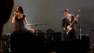 PJ Harvey &amp; John Parish - Pig Will Not @ The Beacon Theater, NYC 06-09-2009