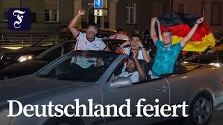 Deutsche Fans feiern Sieg gegen Elfenbeinküste