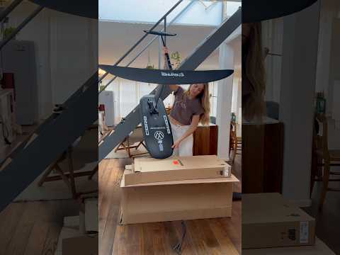 Girl sets up her Pumpfoil-board! 🏄🏼‍♀️🐚 #pumpfoiling #fun #unboxing