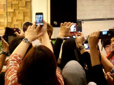 [FANCAM 22082011] Kim Hyun Joong - Signing Moment.MPG