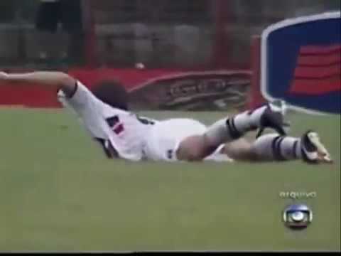 Jogador Rodrigo Pontes cuspiu no escudo rubro negro. (Santa x popoti)