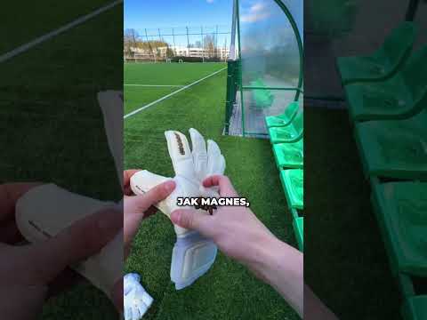 Bramkarze i ich sekretne rękawice🙈 #piłkanożna #lewandowski #messi #ronaldo #sport #goalkeeper