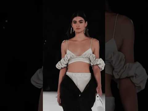 Grace Elizabeth for Jacquemus #graceelizabeth #catwalk #runwaywalk #fashion #walking