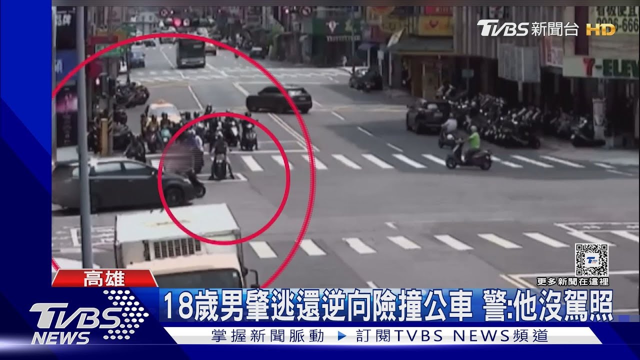 駕照雞腿換的?闖軌道遭輕軌狂閃燈! 駕駛急倒車險擊落小黃