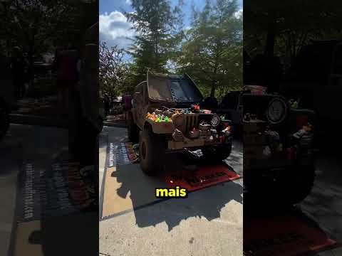Esse carro é coberto de lama