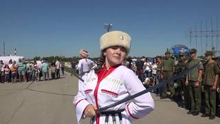 [問卦] 哥薩克妹子都這麼會玩刀劍嗎?