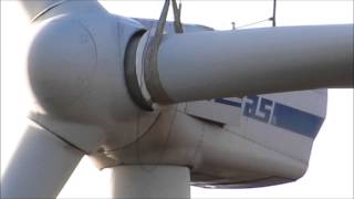 Windkraftrad wird repariert Vestas V100 wind turbine generator getting fixed LTM 1500-8.1 Kran crane