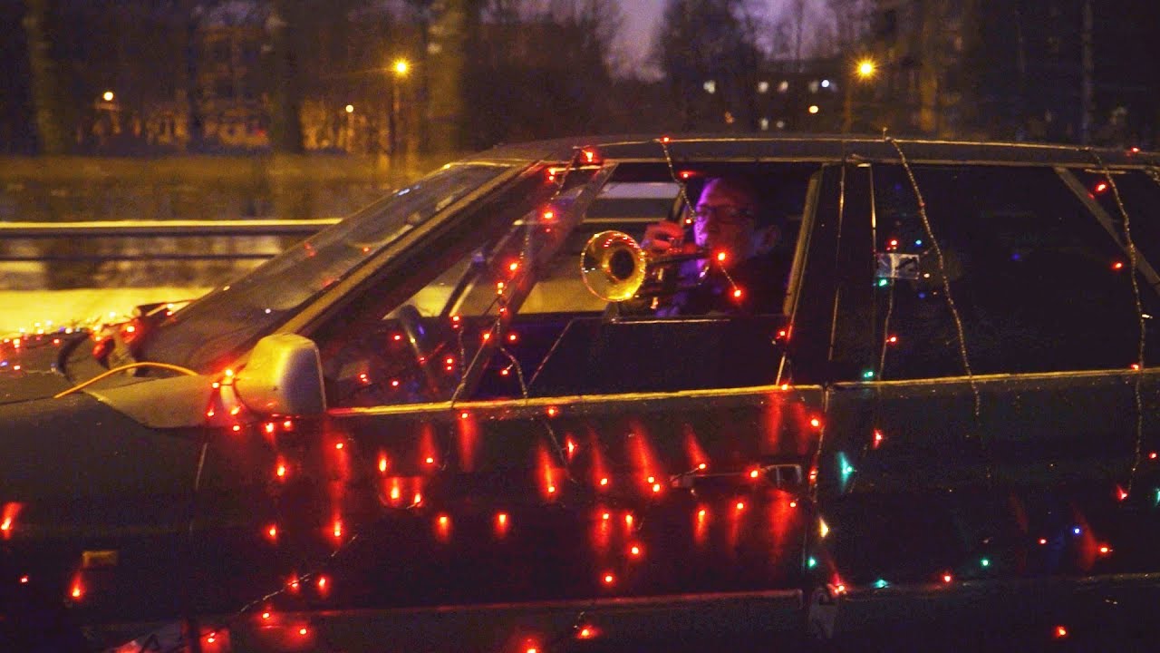 Гирлянды на машине против Полиции.