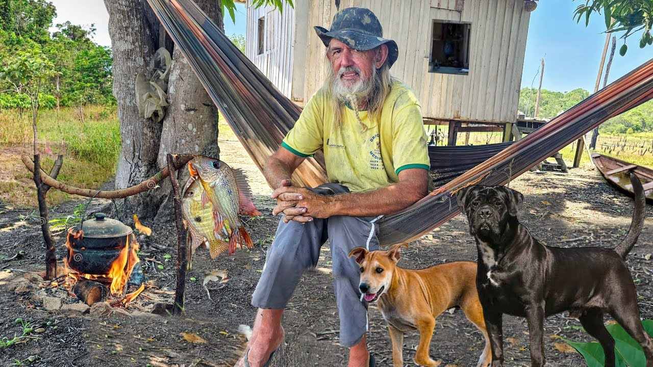 ISOLATED IN THE JUNGLE WITHOUT POWER, LIVING WITH ANIMALS IN HIS HOUSE, ALONE IN THE AMAZON FOREST