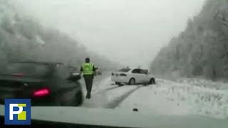 El impacto de un auto lanzó por el aire a un oficial de policía mientras patrullaba las carreteras