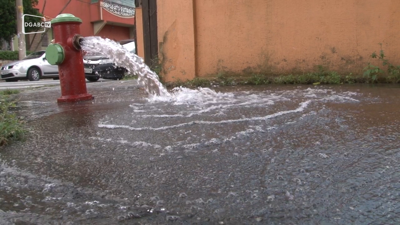 Água jorra de hidrante em Santo André;