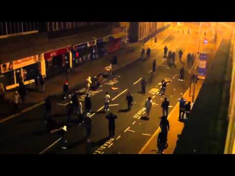 ‪Police outnumbered - London Riots 9th August 2011
