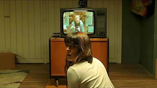 Mulher conversa acidentalmente com um menino morto em 1989 e tenta mudar o passado e seu destino.