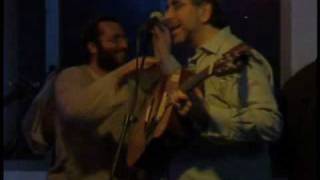 Shlomo Carlebach Chanuka Candle Lighting 2009 by Benyamin Steinberg (הזמר והיוצר בנימין שטיינברג) - התמונה מוצגת ישירות מתוך אתר האינטרנט יוטיוב. זכויות היוצרים בתמונה שייכות ליוצרה. קישור קרדיט למקור התוכן נמצא בתוך דף הסרטון