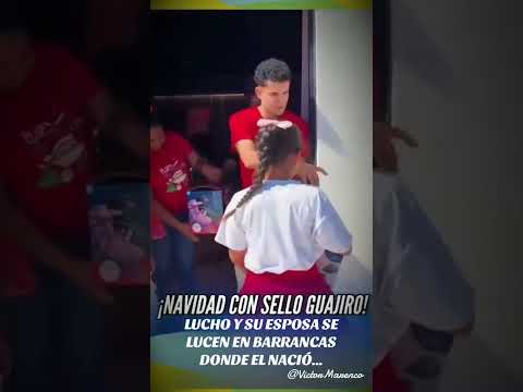 LUIS DÍAZ SE LUCE CON SU ESPOSA EN BARRANCAS GUAJIRA, EN NAVIDAD, ENTREGANDO REGALOS A LOS NIÑOS