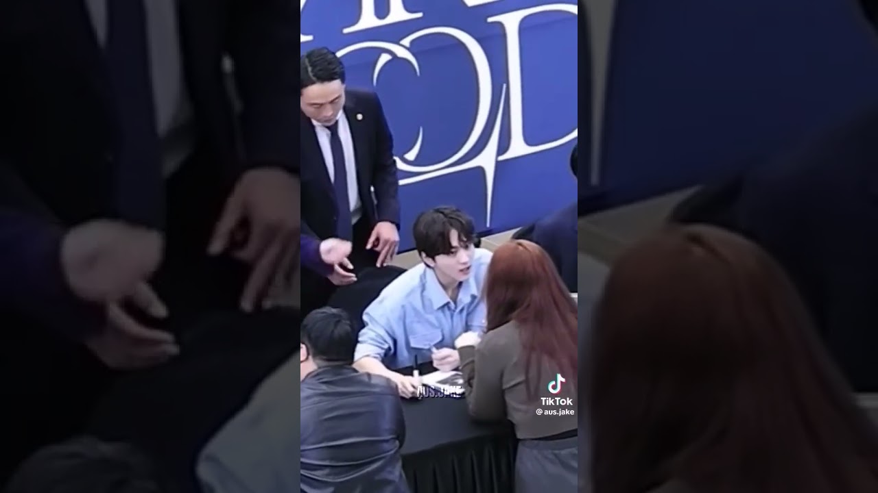 Jungwon speaking with an engene at the fan sign event #enhypen #jungwon
