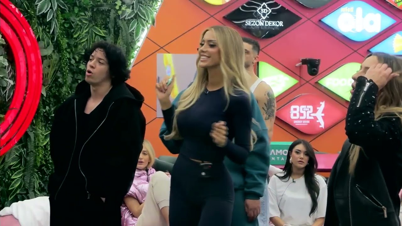 Juela vallëzon me Artanin teksa këndojnë karaoke
