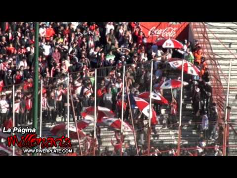 "Ahí viene la hinchada + Llegan los borrachos" Barra: Los Borrachos del Tablón • Club: River Plate