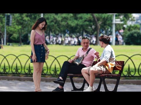 女孩因穿吊帶衫遭男友嫌棄辱罵，路人：穿什麼衣服她自己說了算！