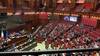Le opposizioni cantano «Bella ciao» alla Camera prima del voto sul decreto sicurezza