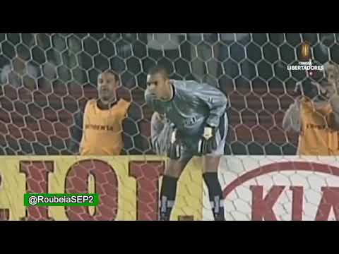 Marcos pegando pênalti de Marcelinho Carioca em som ambiente