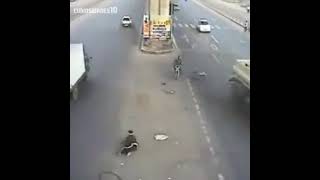 即死級の事故を紙一重で回避した幸運な人達😎