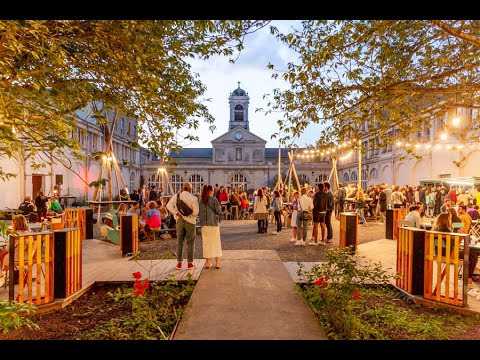 The Roof Rennes et Origines, ce sont deux enseignes mais un seul lieu; L’Hôtel Dieu. Unique en son genre, il regroupe une salle d’escalade de blocs, un studio bien-être et un bistro-microbrasserie. Au coeur du centre ville, cet espace éphémère redonne vie à l’ancien hôpital Hôtel Dieu. Aujourd’hui, les rennais peuvent s’y rencontrer, échanger autour d’activités culturelles ou artistiques, boire un verre ou s’y restaurer [Réalisation - Cadrage - Montage]