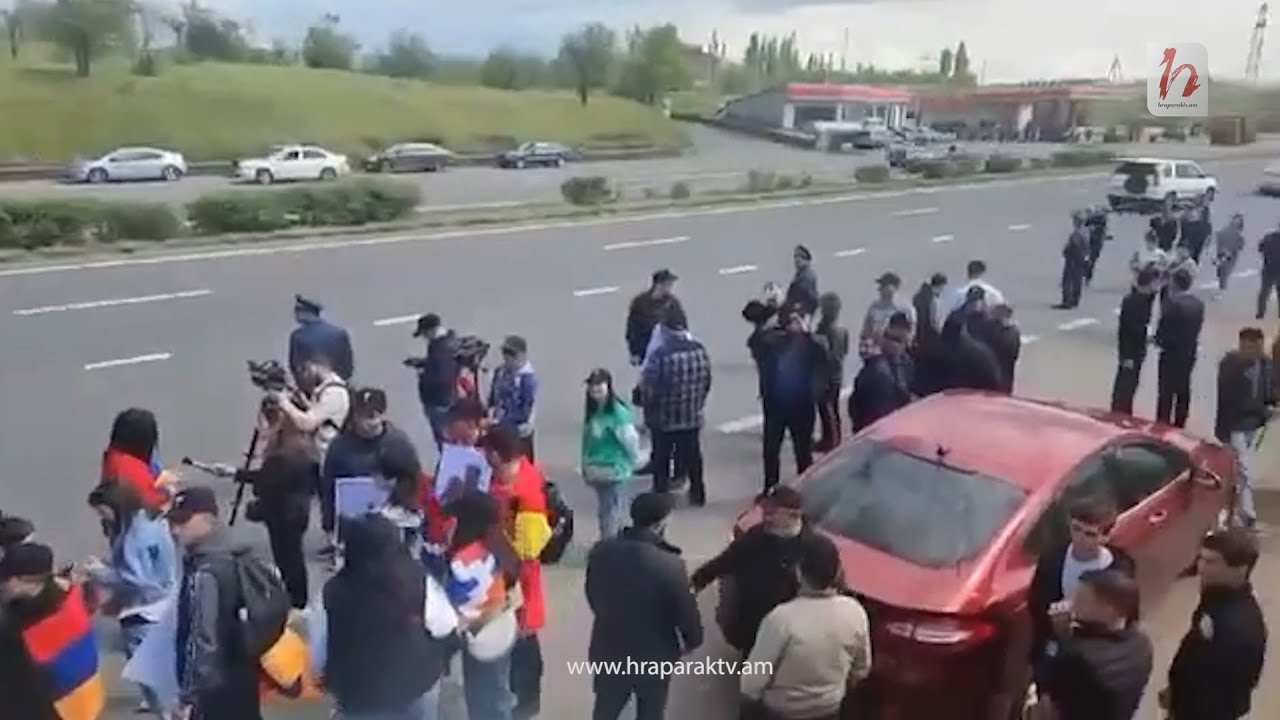 Արցախցիները Աբովյանում սպասում են Բագրատ սրբազանին