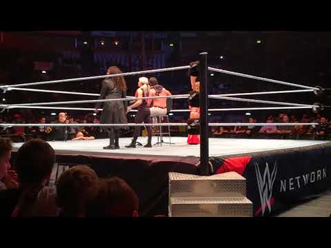 Elias gets interrupted after his win and sings Knockin' on Heaven's Door - WWE Live Rome 2018